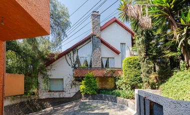 Casa con vegetación y solarium en fraccionamiento con seguridad privada