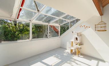 Casa con vegetación y solarium en fraccionamiento con seguridad privada