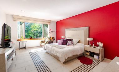 Casa con vegetación y solarium en fraccionamiento con seguridad privada
