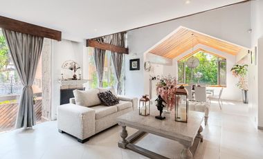 Casa con vegetación y solarium en fraccionamiento con seguridad privada