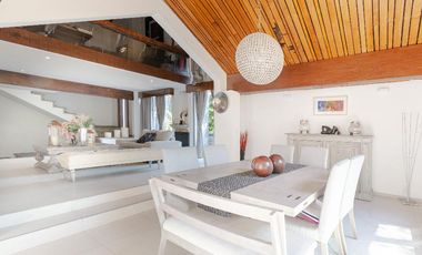 Casa con vegetación y solarium en fraccionamiento con seguridad privada