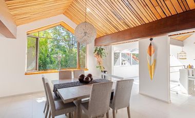 Casa con vegetación y solarium en fraccionamiento con seguridad privada