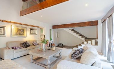 Casa con vegetación y solarium en fraccionamiento con seguridad privada