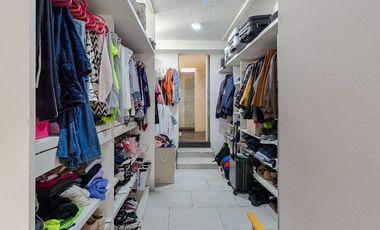 Casa con vegetación y solarium en fraccionamiento con seguridad privada