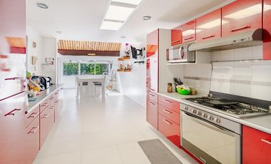 Casa con vegetación y solarium en fraccionamiento con seguridad privada