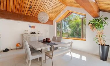 Casa con vegetación y solarium en fraccionamiento con seguridad privada