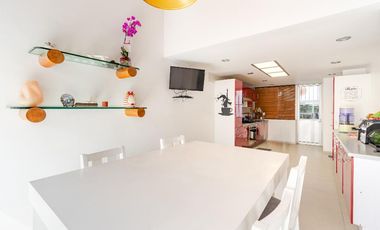 Casa con vegetación y solarium en fraccionamiento con seguridad privada