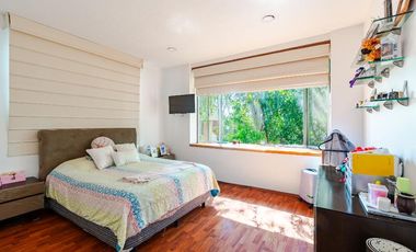 Casa con vegetación y solarium en fraccionamiento con seguridad privada