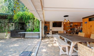 Casa con vegetación y solarium en fraccionamiento con seguridad privada