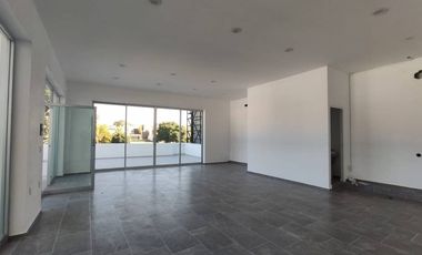 LOCAL 25  Y 26 CON TERRAZA EN RENTA PLAZA LA JOYA
