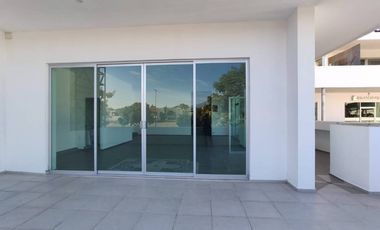 LOCAL 25  Y 26 CON TERRAZA EN RENTA PLAZA LA JOYA
