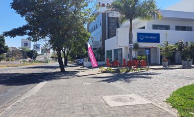 LOCAL 25  Y 26 CON TERRAZA EN RENTA PLAZA LA JOYA