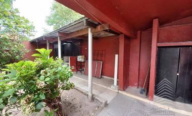 Amplia casa en lote esquina, todos los servicios!!
