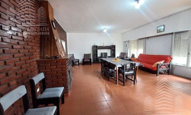 Amplia casa en lote esquina, todos los servicios!!