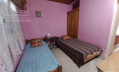 Amplia casa en lote esquina, todos los servicios!!