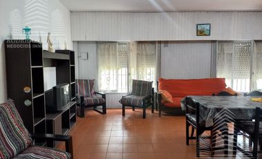 Amplia casa en lote esquina, todos los servicios!!