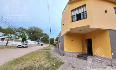 Amplia casa en lote esquina, todos los servicios!!