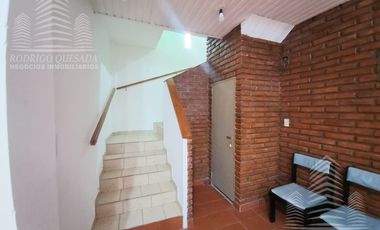 Amplia casa en lote esquina, todos los servicios!!