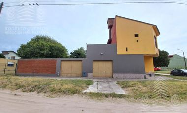 Amplia casa en lote esquina, todos los servicios!!
