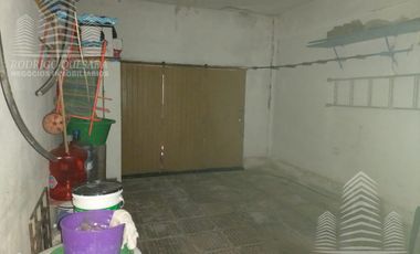 Amplia casa en lote esquina, todos los servicios!!