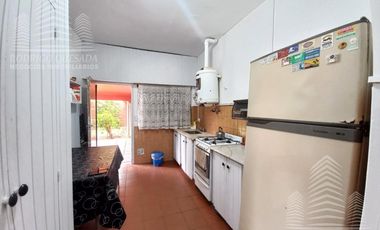 Amplia casa en lote esquina, todos los servicios!!