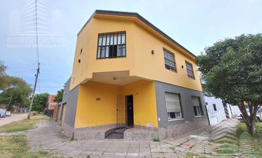 Amplia casa en lote esquina, todos los servicios!!