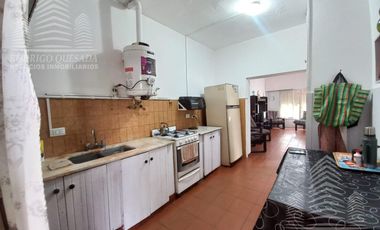 Amplia casa en lote esquina, todos los servicios!!
