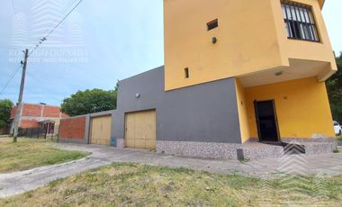Amplia casa en lote esquina, todos los servicios!!