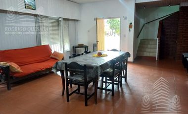 Amplia casa en lote esquina, todos los servicios!!