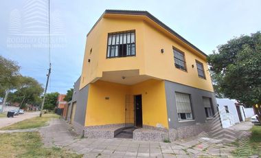 Amplia casa en lote esquina, todos los servicios!!