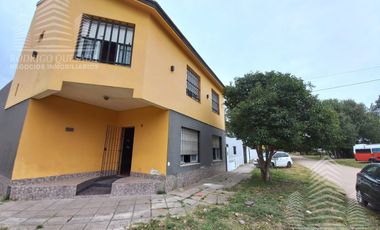 Amplia casa en lote esquina, todos los servicios!!