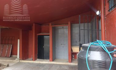 Amplia casa en lote esquina, todos los servicios!!