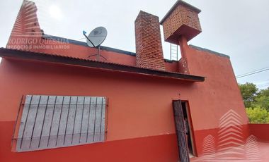 Amplia casa en lote esquina, todos los servicios!!
