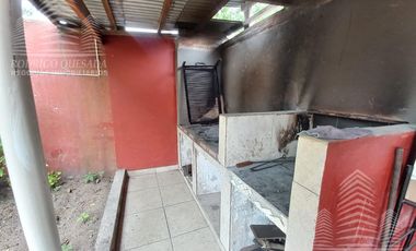 Amplia casa en lote esquina, todos los servicios!!