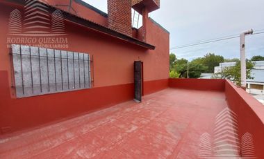 Amplia casa en lote esquina, todos los servicios!!