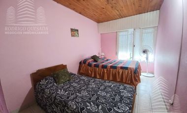 Amplia casa en lote esquina, todos los servicios!!