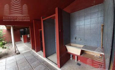 Amplia casa en lote esquina, todos los servicios!!