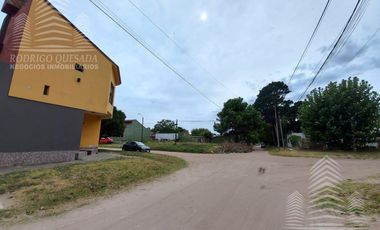 Amplia casa en lote esquina, todos los servicios!!