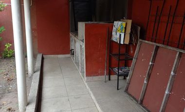 Amplia casa en lote esquina, todos los servicios!!