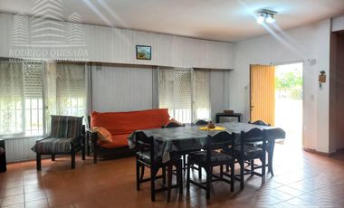 Amplia casa en lote esquina, todos los servicios!!