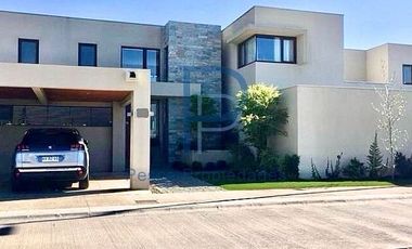 HERMOSA CASA MEDITERRANEA EN CONDOMINIO SEGURIDAD 24/7