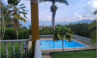 Venta de Casa Campestre con Piscina Privada en La Mesa Cundi