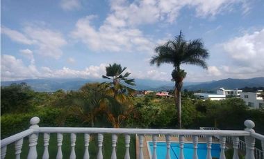 Venta de Casa Campestre con Piscina Privada en La Mesa Cundi