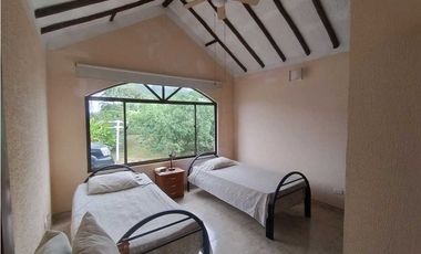 Venta de Casa Campestre con Piscina Privada en La Mesa Cundi
