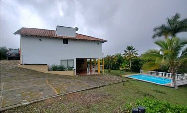 Venta de Casa Campestre con Piscina Privada en La Mesa Cundi