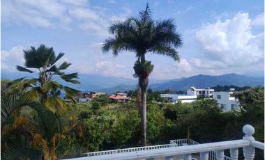 Venta de Casa Campestre con Piscina Privada en La Mesa Cundi