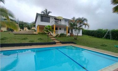 Venta de Casa Campestre con Piscina Privada en La Mesa Cundi