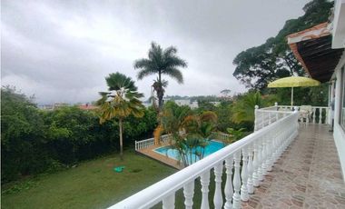 Venta de Casa Campestre con Piscina Privada en La Mesa Cundi