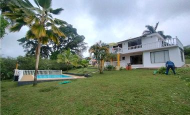 Venta de Casa Campestre con Piscina Privada en La Mesa Cundi