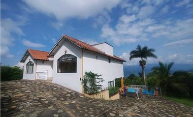 Venta de Casa Campestre con Piscina Privada en La Mesa Cundi